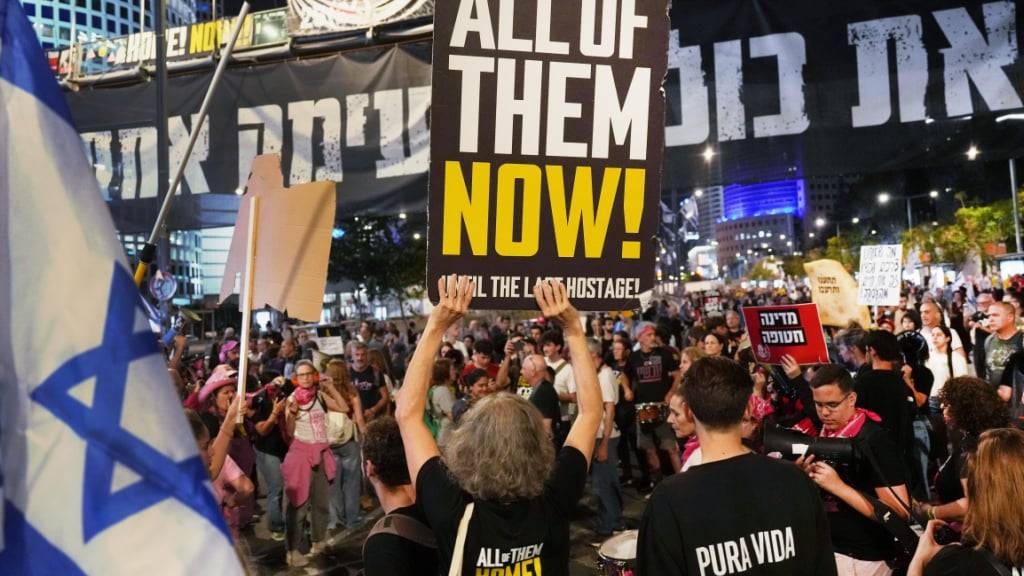 ARCHIV - Menschen nehmen in Tel Aviv an einer Demonstration teil, bei der die sofortige Freilassung der von der Hamas im Gazastreifen festgehaltenen Geiseln gefordert wird. Foto: Ariel Schalit/AP/dpa/Archivbild