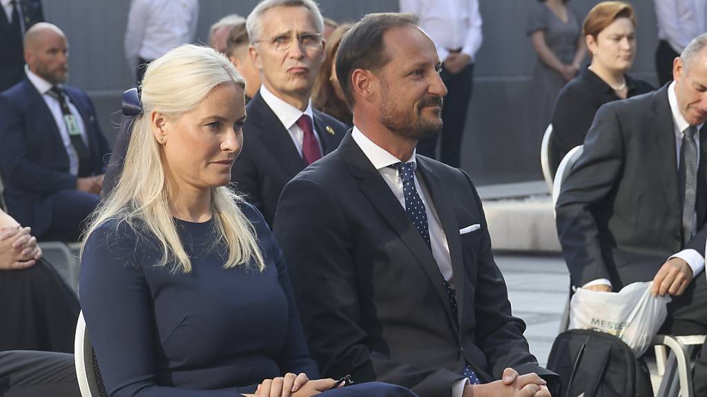 Der Kronprinz von Norwegen, Haakon Magnus (M-r), sitzt neben seiner Frau Mette-Marit von Norwegen(l-r) während der Gedenkfeier anlässlich des 10. Jahrestages der Terroranschläge in Oslo und auf der Insel Utøya. Haakon sagte, es sei eine kollektive Verantwortung, gegen Rechtsextremismus vorzugehen. Foto: Geir Olsen