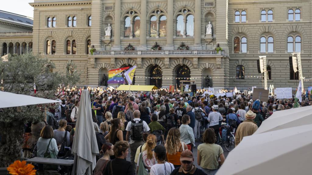 Auf dem Berner Bundesplatz versammelten sich am Freitagabend Demonstrierende unter dem Motto «Keine 50-Grad Sommer».