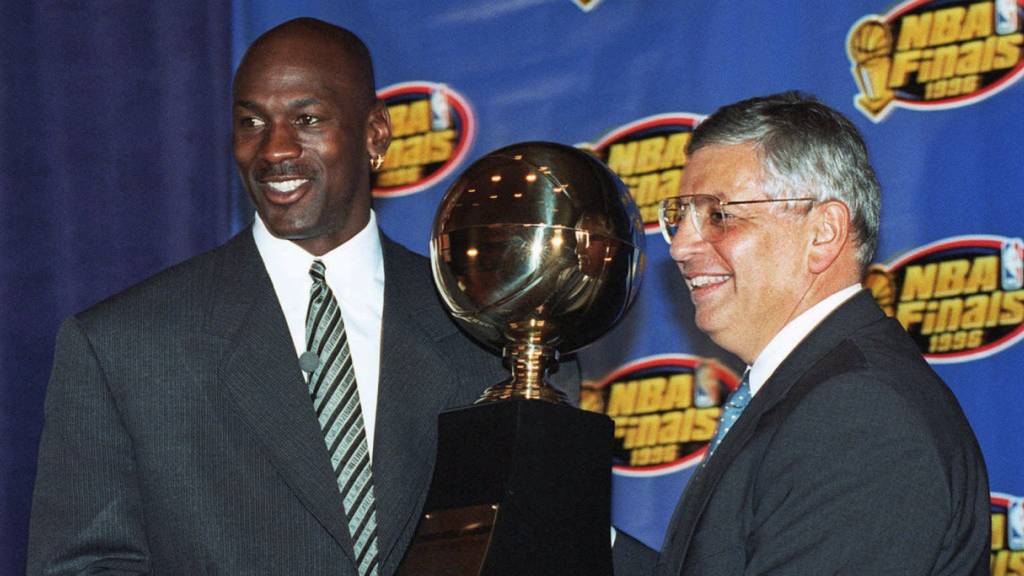 Michael Jordan sammelte während seiner Karriere diverse Trophäen: Fünfmal wurde er zum wertvollsten Spieler der Liga ausgezeichnet, zehnmal war er der beste Skorer der NBA