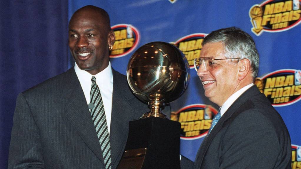 Michael Jordan sammelte während seiner Karriere diverse Trophäen: Fünfmal wurde er zum wertvollsten Spieler der Liga ausgezeichnet, zehnmal war er der beste Skorer der NBA