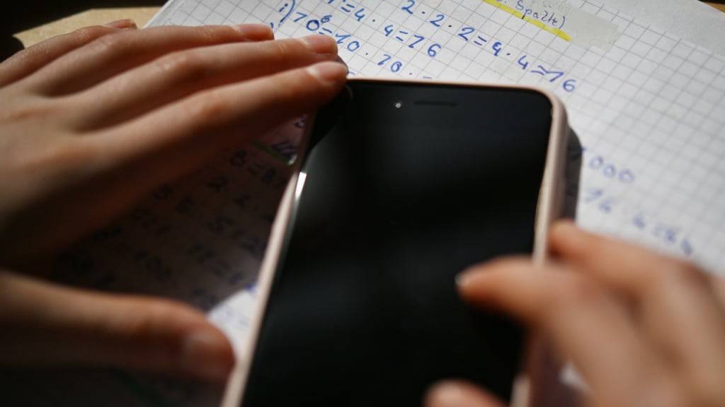 Social-Media-Plattformen sollen für Kinder und Jugendliche unter 16 Jahren nicht mehr zugänglich sein. Der Verein NextGen4Impact hat dazu im Bern dem Bundesrat eine Petition mit 60'000 Unterschriften übergeben. (Archivbild)