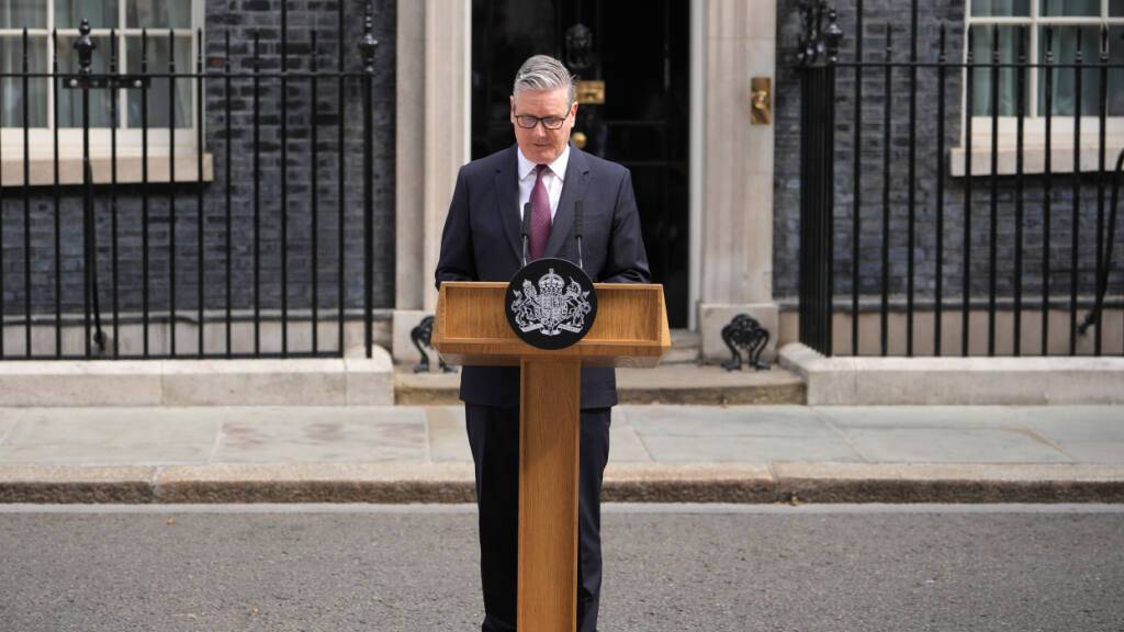 Der britische Premierminister Keir Starmer sprich vor der Nummer 10 in der Downing Street in London mit den Medien. Der britische Premierminister Keir Starmer hat seinen Rücktritt angekündigt. Der Labour-Politiker beugt sich damit dem seit Monaten steigenden Druck aus seiner eigenen Partei. Foto: Kin Cheung/AP/dpa