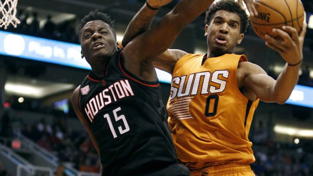 Clint Capela von den Houston Rockets (Nummer 15) kämpft Marquese Chriss von den Phoenix Suns um den Ball