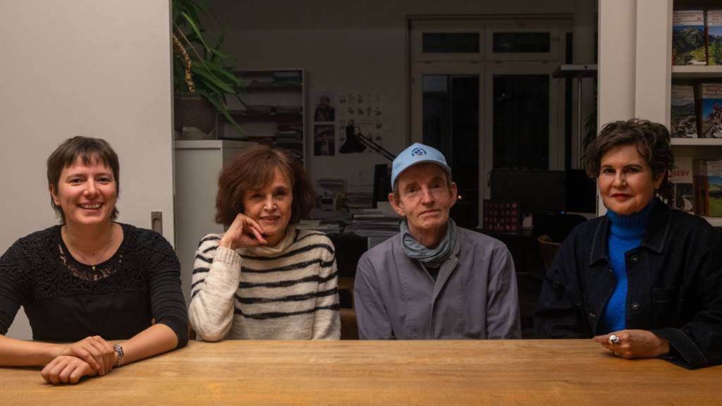 Die Autorin Karin Rey, die Übersetzerin Lis Kuenzli, der Autor Samuel Herzog und die Autorin Romana Ganzoni (v. l. n. r.) haben je mit ihrer eigenen Stimme, doch zusammen den Roman «Der Verlag» geschrieben.
