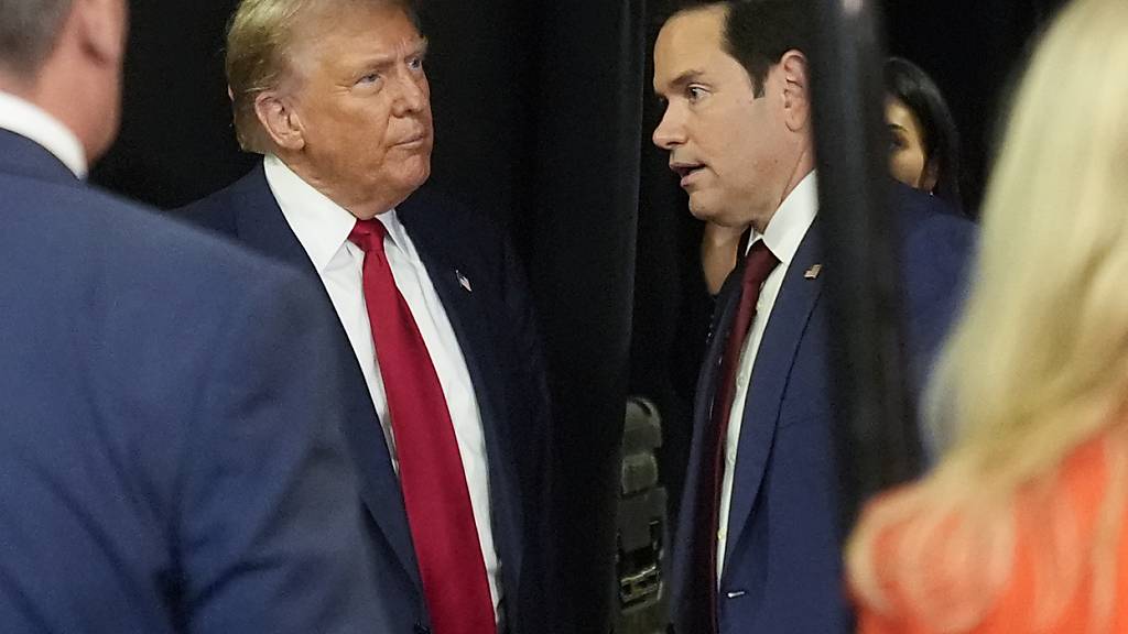 ARCHIV - Donald Trump (l) spricht mit Senator Marco Rubio nach einer Präsidentschaftsdebatte. Foto: Pablo Martinez Monsivais/AP/dpa