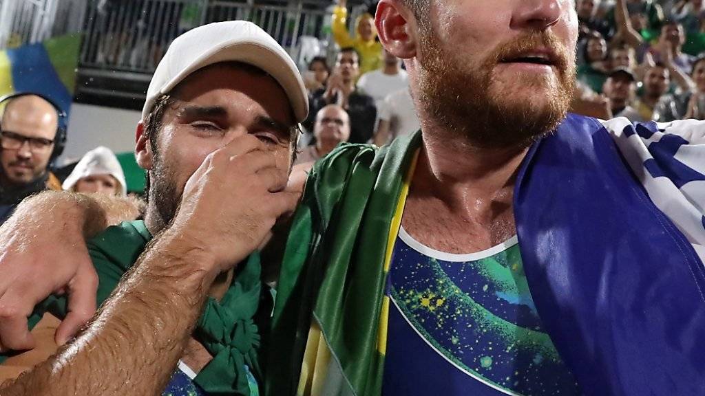 Alison (rechts) und Bruno Schmidt machen ein ganzes Land glücklich: Sie gewinnen die Goldmedaille im Beachvolleyball