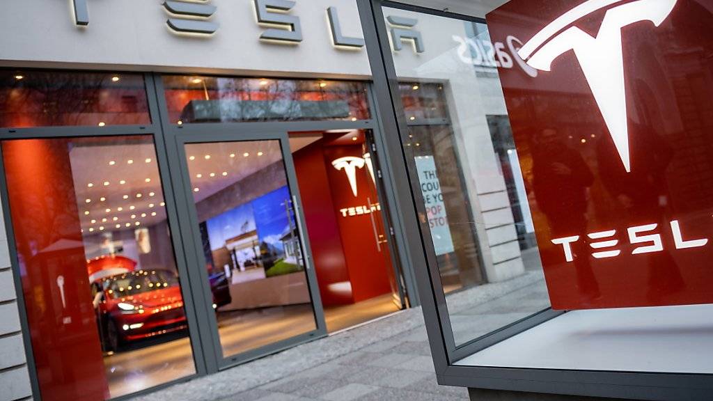 Der Autobauer Tesla hat im abgelaufenen Geschäftsquartal deutlich weniger Fahrzeuge an Kunden ausgeliefert als im Vorquartal. (Archivbild)