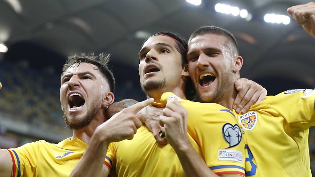 Ianis Hagi (Mitte) und die Rumänen sind gegen Andorra in Feierlaune