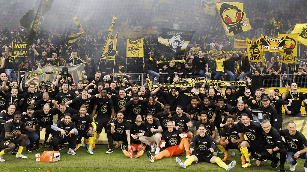 Spieler und Trainerstaff der Berner Young Boys feiern in Genf mit den mitgereisten Fans den Meistertitel