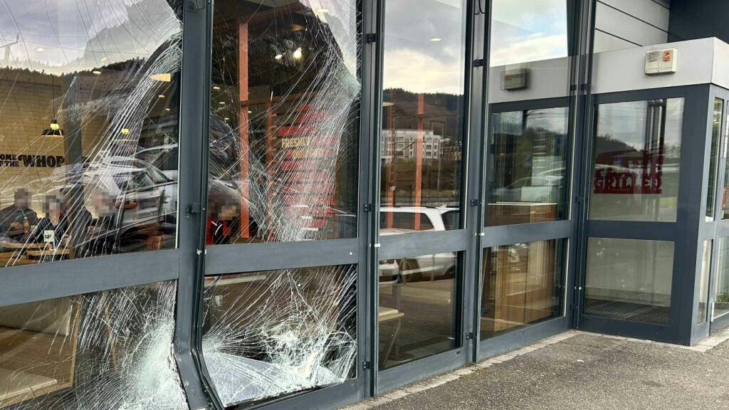 Eine Autolenkerin hat das Gas- mit dem Bremspedal verwechselt und ist in Würenlos AG beim «Fressbalken» in ein Fast-Food-Lokal geprallt.