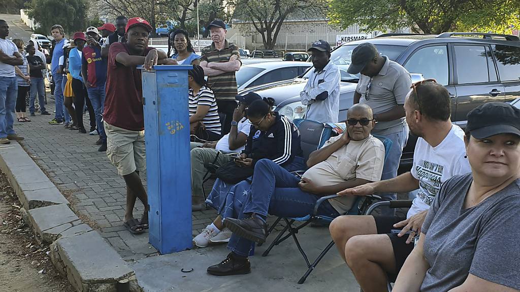 dpatopbilder - Namibier stehen Schlange, um ihre Stimme bei der Präsidentschaftswahl abzugeben. Foto: Dirk Heinrich/AP/dpa
