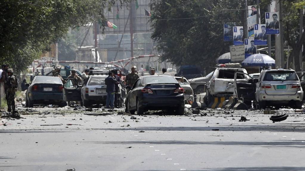 Bei einem Autobombenanschlag auf einen Kontrollpunkt in einer stark gesicherten Zone in der afghanischen Hauptstadt Kabul sind mindestens fünf Menschen ums Leben gekommen. Die Taliban bekannten sich zu dem Anschlag.