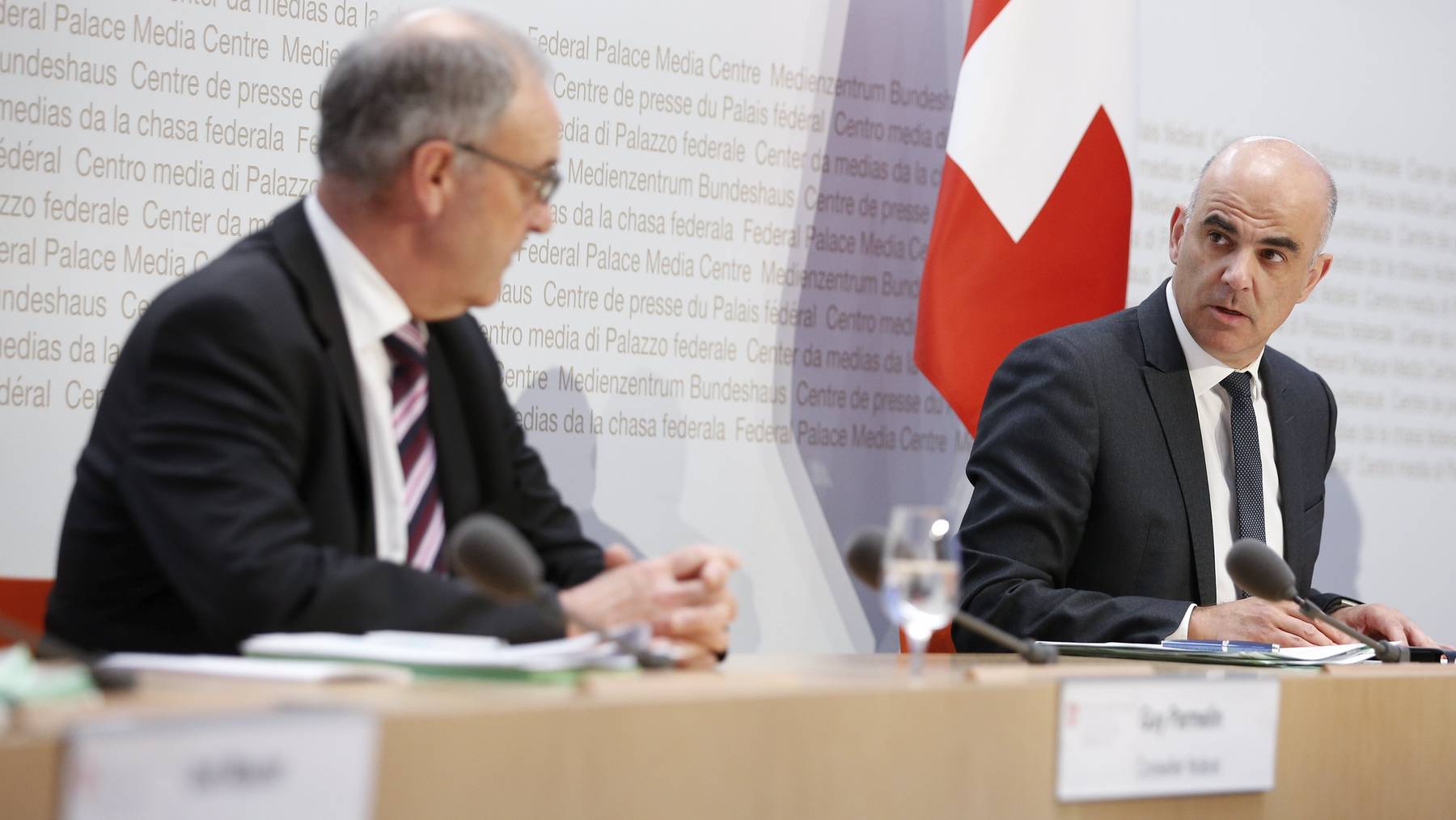 Gesundheits- und Kulturminister Alain Berset (r.) spricht an der Seite von Wirtschaftsminister Guy Parmelin am Freitag in Bern vor den Medien.
