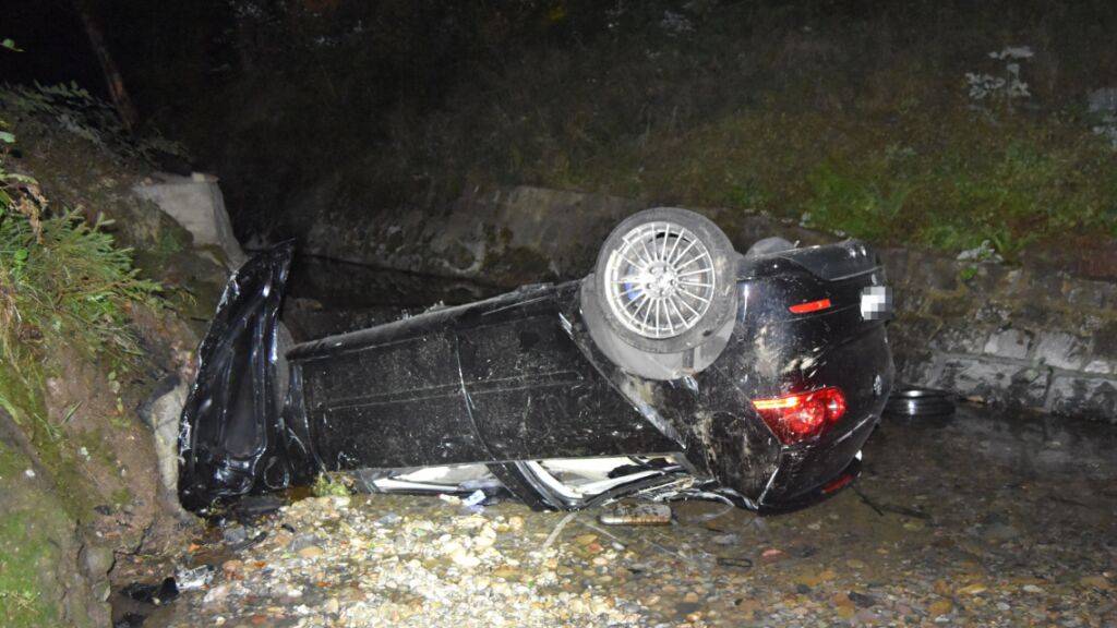Das Auto blieb nach dem tödlichen Unfall im Bachbett der Urnäsch liegen.