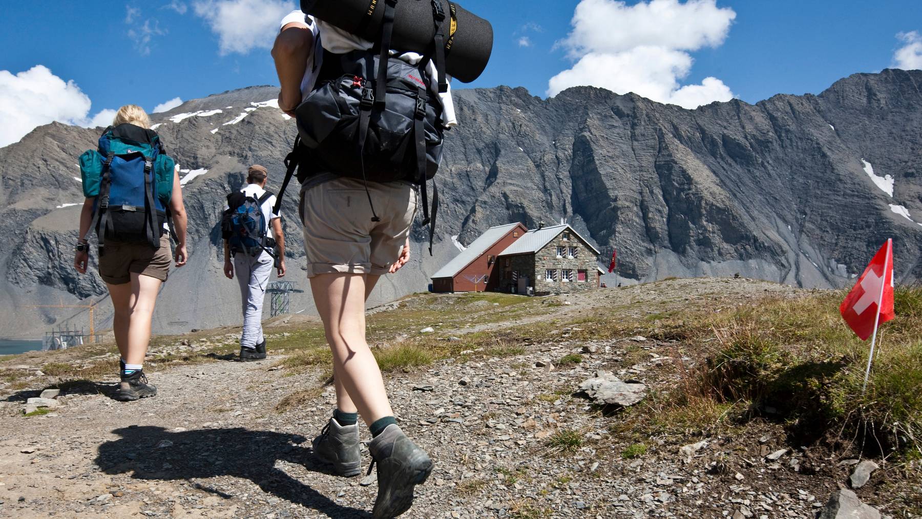 Eine Gruppe Bergwanderer auf dem Weg zur Muttseehütte.