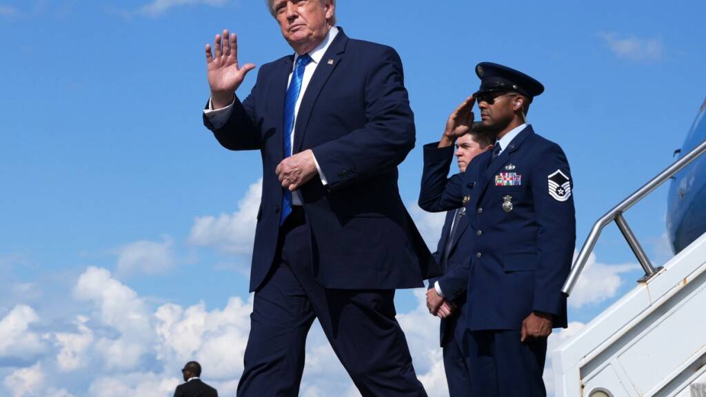 dpatopbilder - US-Präsident Donald Trump winkt, als er vom Präsidentenrefugium Camp David kommend am Morristown Municipal Airport aus der Air Force One steigt. Foto: Jacquelyn Martin/AP/dpa