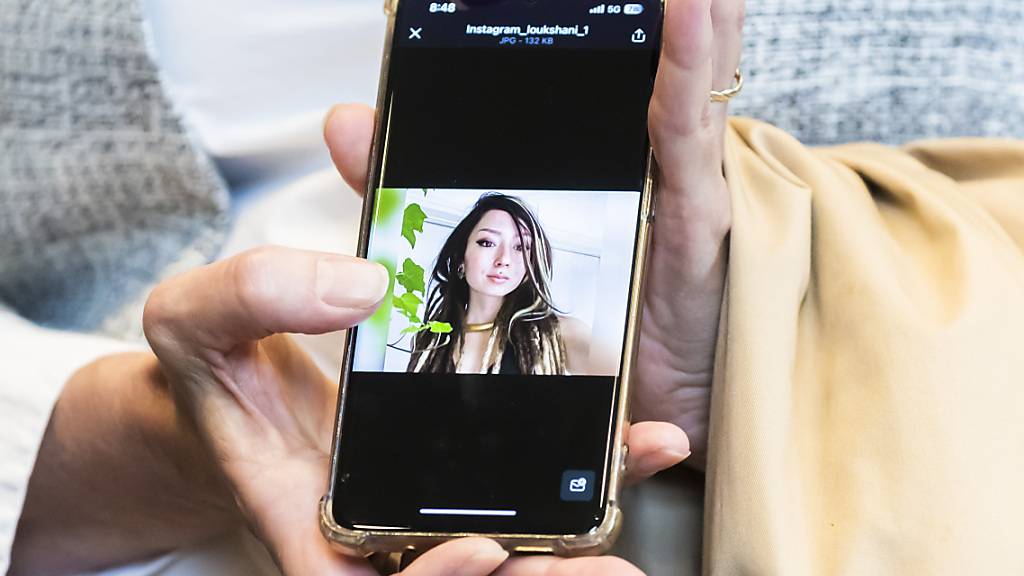 ARCHIV - Ricarda Louk zeigt ein Foto ihrer durch die Hamas entführten Tochter Shani Louk. Foto: Christoph Soeder/dpa