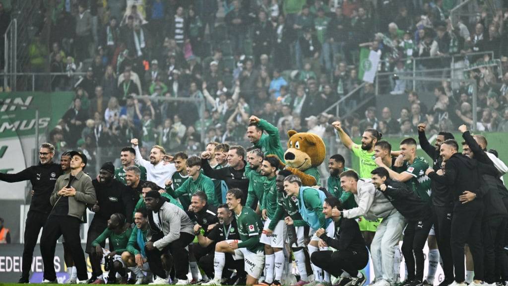 Die St. Galler feiern ihren Auftaktsieg gegen den Meister