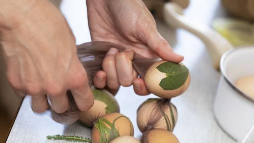 5 einfache Arten, Ostereier zu färben