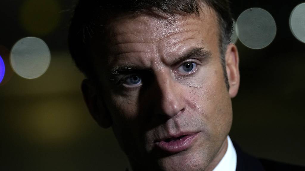 Frankreichs Präsident Emmanuel Macron hat den israelischen Ministerpräsidenten Benjamin Netanjahu zum Schutz von Zivilisten im Gazastreifen ermahnt. Foto: Christophe Ena/AP Pool/dpa