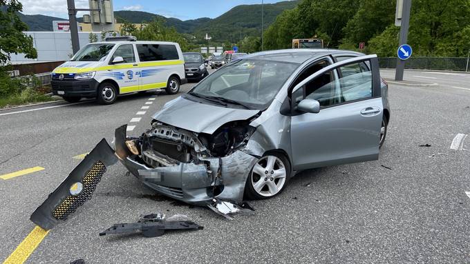 Autofahrerin kollidierte in Aarau mit einem Lastwagen