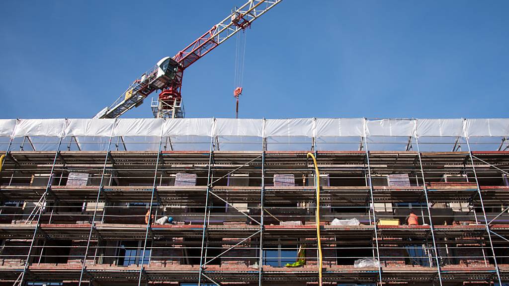 Die Zahl der Baugenehmigungen ist trotz starker Nachfrage nach Wohnraum in vielen Regionen Deutschlands im vergangenen Jahr eingebrochen. Es wurde der niedrigste Stand seit 2012 erreicht. (Archivbild)