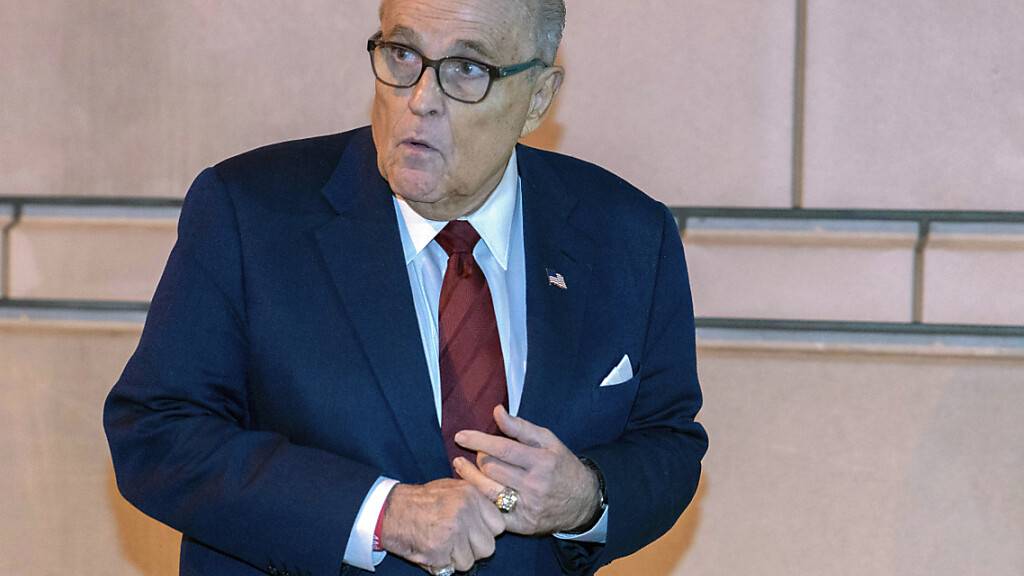 Rudy Giuliani wurde zu Schadenersatz verurteilt, weil er nach der Präsidentenwahl 2020 fälschlicherweise behauptet hatte, dass Helfer Wahlzettel für Trump weggeworfen und gefälschte Zettel für Biden gezählt hätten. Foto: Jose Luis Magana/AP/dpa