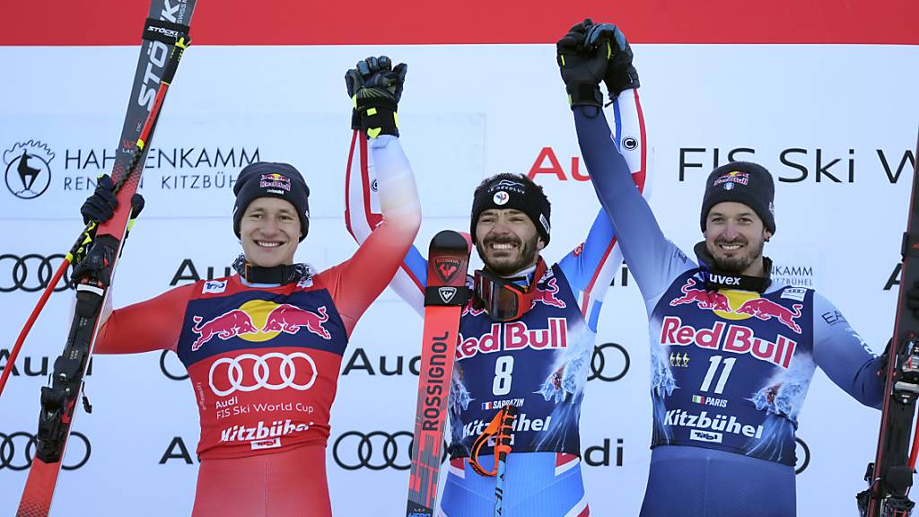 Sieger Cyprien Sarrazin wird umrahmt von Marco Odermatt (links) und Dominik Paris