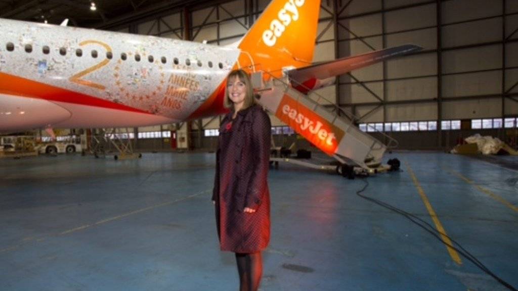 CEO Carolyn McCall posiert vor dem neuen Airbus A320. Easyjet ordert 36 neue Modelle um die Kadenz auf den Kurz- und Mittelstrecken zu erhöhen (Archiv).