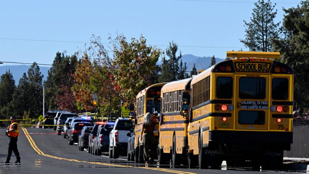 Vor der Silver Rail Elementary School, wo sich eine GEwalttat ereignet hat, stehen Schulbusse in einer Reihe. Foto: Joe Kline/AP/dpa