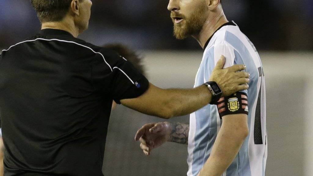 Lionel Messi wurde von der FIFA wegen Beleidigung eines Schiedsrichter-Assistenten mit vier Spielsperren bestraft