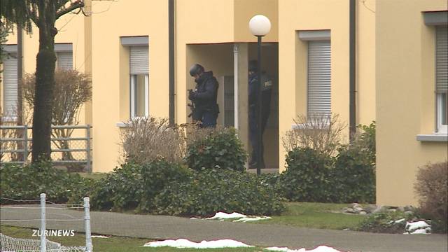 Ehemann droht mit Waffe und verschanzt sich 