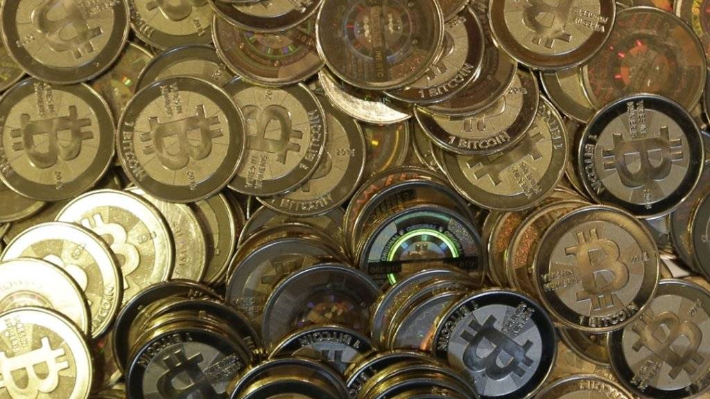Anleger decken sich weiter mit der Kryptowährung Bitcoin ein: Der Kurs überstieg am Mittwoch bereits die 12'000-Dollar-Marke. (Themenbild)