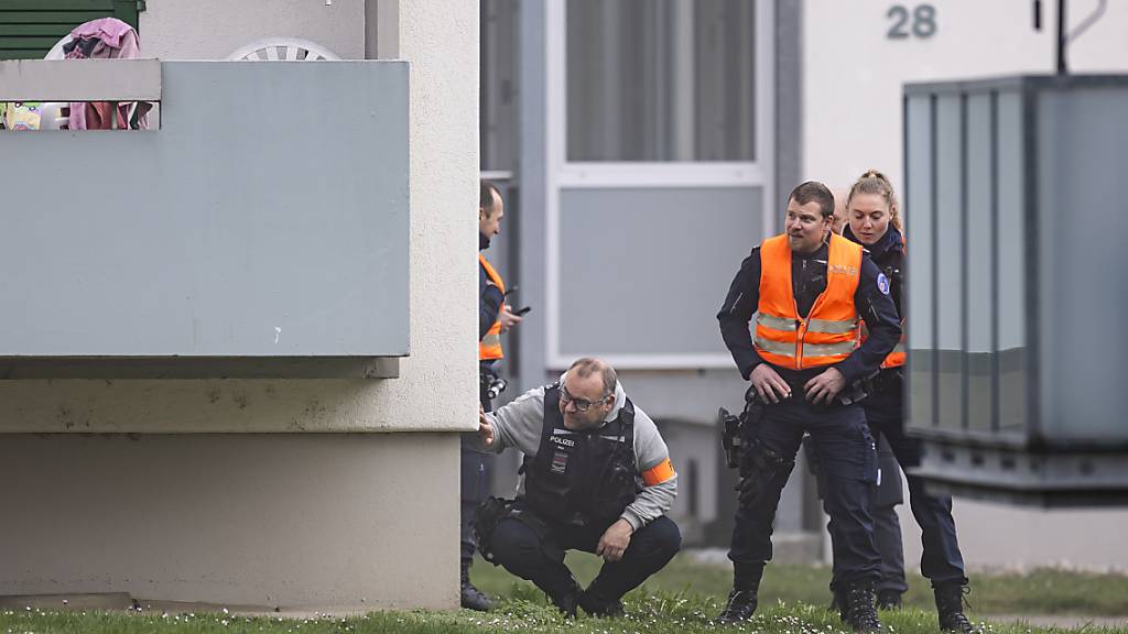Rund 150 Personen mussten am Donnerstagmorgen ihre Wohnungen in Oberwinterthur verlassen. Grund dafür ist eine Drohung, die während der Nacht bei der Polizei einging.