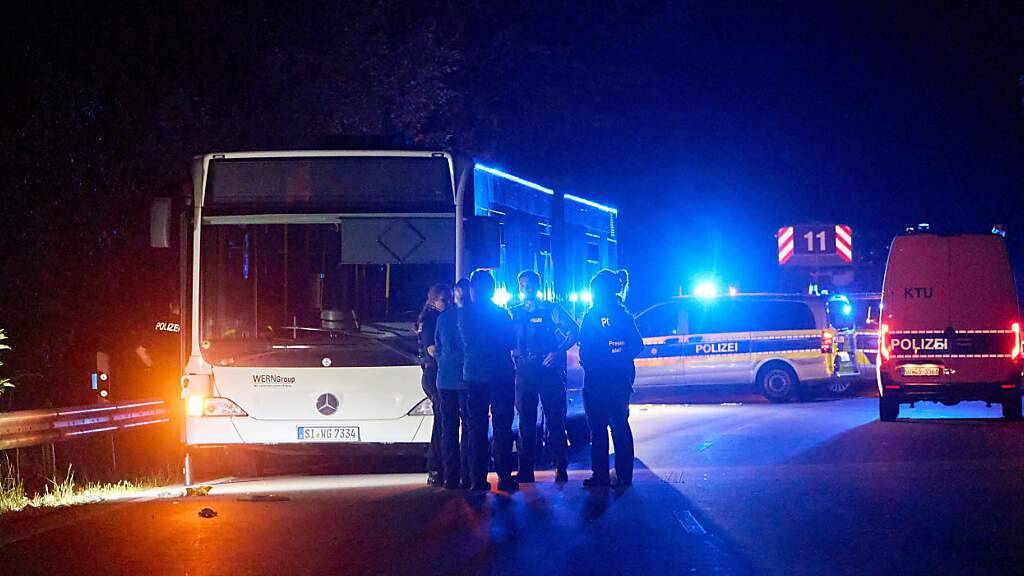 Polizisten stehen vor einem Bus, der auf einer Sonderlinie zu einem Stadtfest fahren sollte. Foto: Sascha Ditscher/dpa