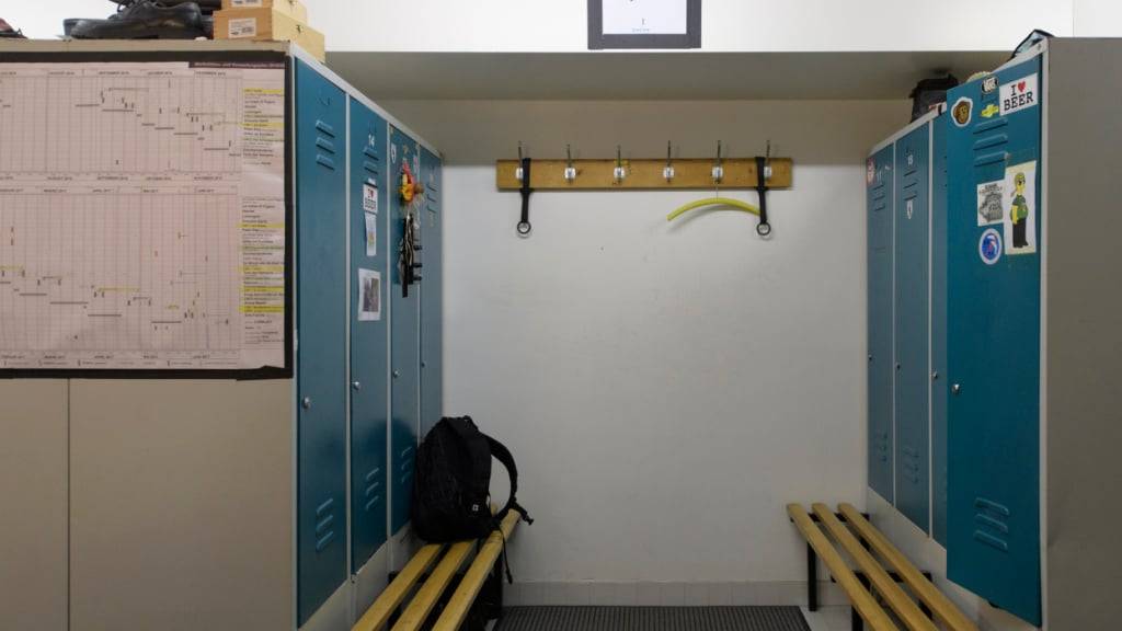 Einem Mitarbeiter des Berufs- und Weiterbildungszentrums Wil-Uzwil wird vorgeworfen, in der Garderobe der Lehrerinnen und Lehrer Filmaufnahmen gemacht zu haben. (Symbolbild)