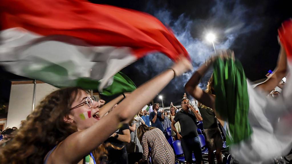 In Mailand versammelten sich nach dem Sieg Italiens über England die Fans in Strassen und Gassen.