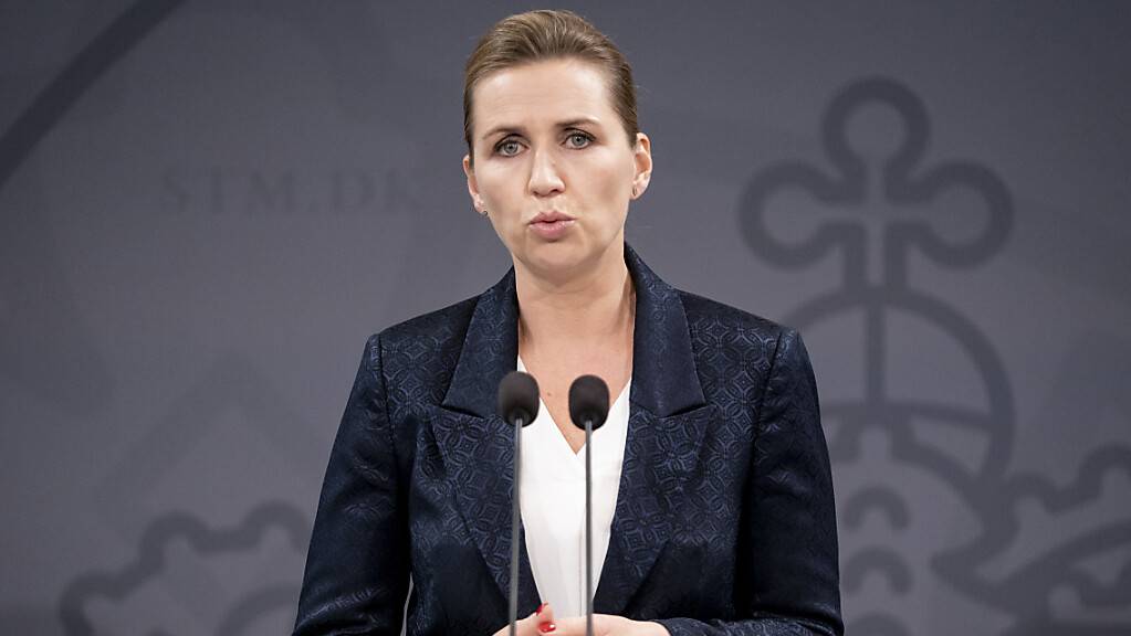 Mette Frederiksen, die dänische Premierministerin, kommt zu einer Pressekonferenz und spricht über die Corona-Pandemie in Dänemark.