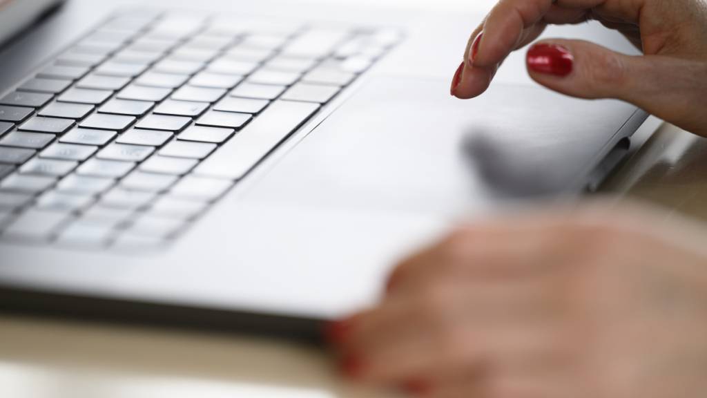 Apple will Nutzerinnen und Nutzer von Mac-Computern über die Risiken von KI-Agenten informieren. (Archivbild)