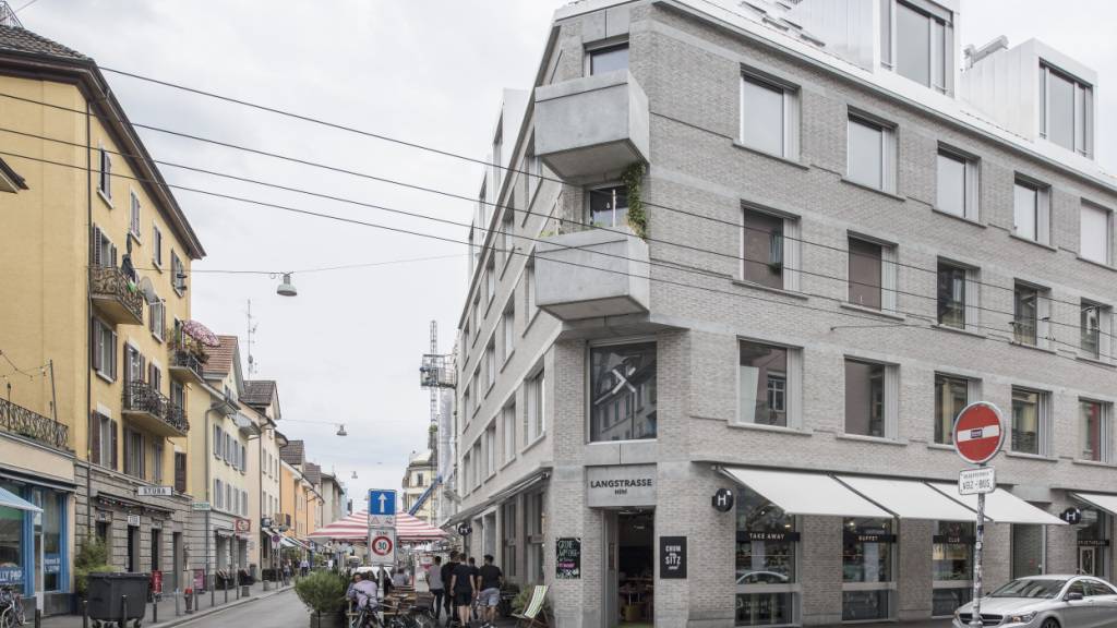Die Brauerstrasse in Zürich soll einen neuen Namen erhalten. Die linken Parteien im Gemeinderat fordern die Ehrung eines getöteten italienischen Gastarbeiters. (Archivbild)