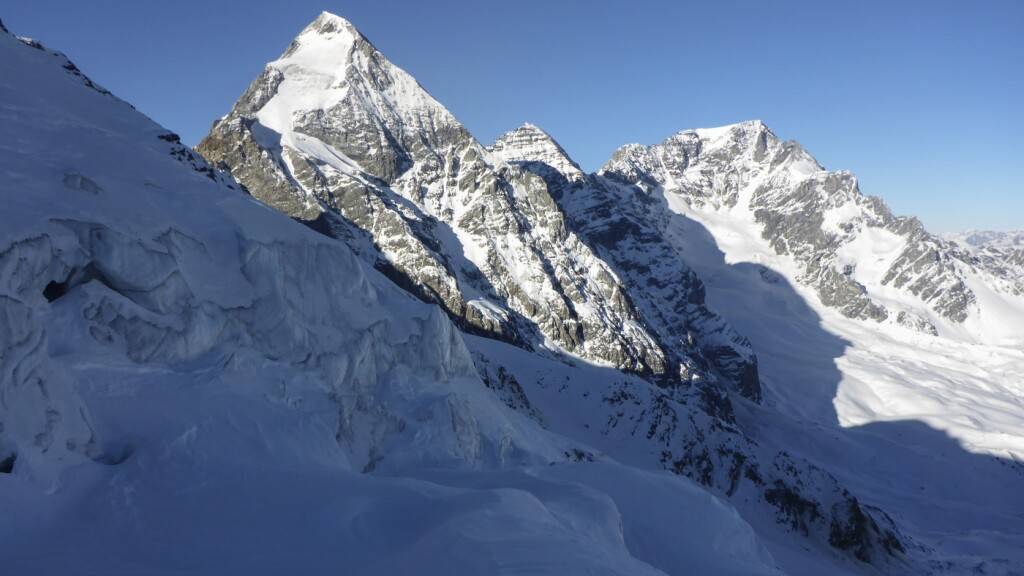 Italien Suetirol Trentino Alto Adige Vinschgau Sulden am Ortler Solda Skitour auf die Suldenspitze Blick auf die Koenigspitze und Ortler Januar 2017