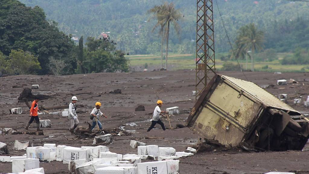 Rettungskräfte suchen nach Opfern nach einer Sturzflut in Tanah Datar. Foto: Ali Nayaka/AP