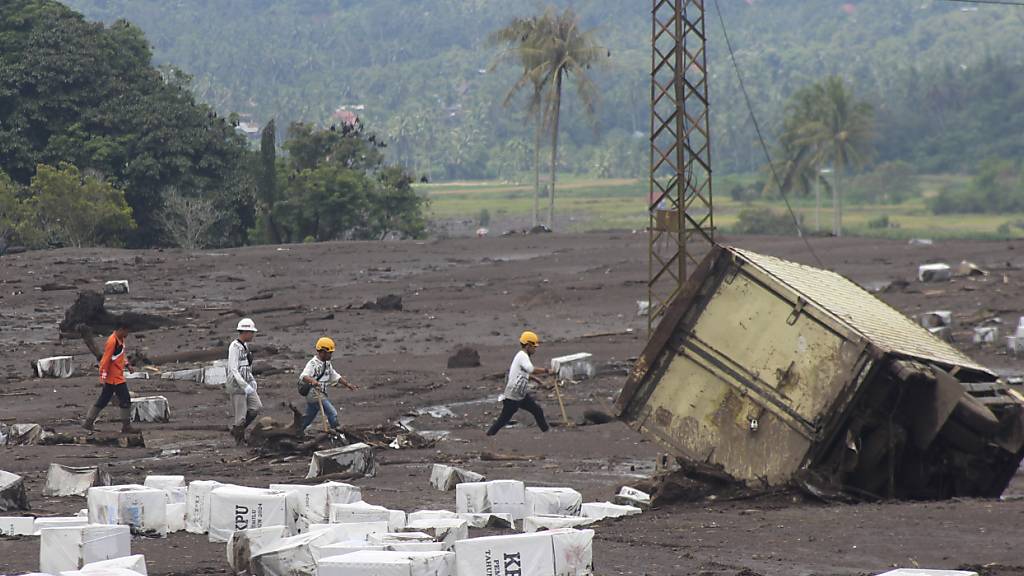 Rettungskräfte suchen nach Opfern nach einer Sturzflut in Tanah Datar. Foto: Ali Nayaka/AP