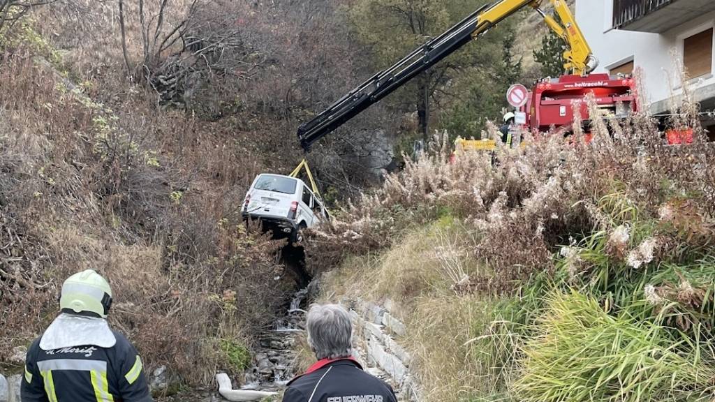 Ein Kran barg den verunglückten Kleintransporter aus dem Bach in St. Moritz.