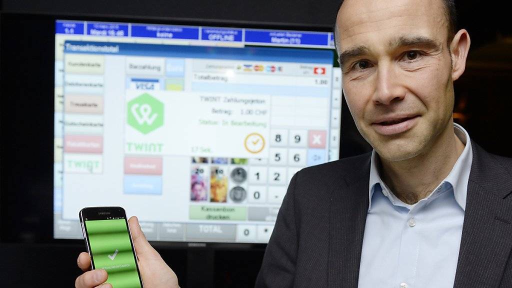 Thierry Kneissler, Twint-Chef, demonstriert einen Zahlungsvorgang mit einem Handy anlässlich einer Präsentation zum Start von Twint 2015. Inzwischen haben sich die Schweizer Anbieter zusammengerauft und Twint fusioniert mit Paymit.