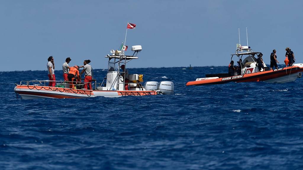 Taucher der italienischen Feuerwehr bei der Such- und Rettungsaktion des unter britischer Flagge fahrenden Schiffes «Bayesian». Foto: Salvatore Cavalli/AP/dpa