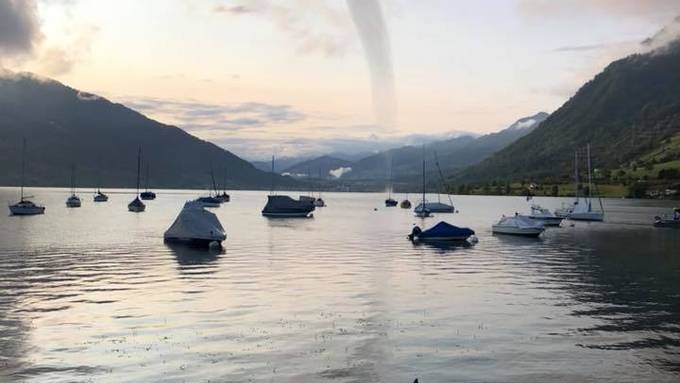 Naturphänomen: Wasserhose über dem Zugersee