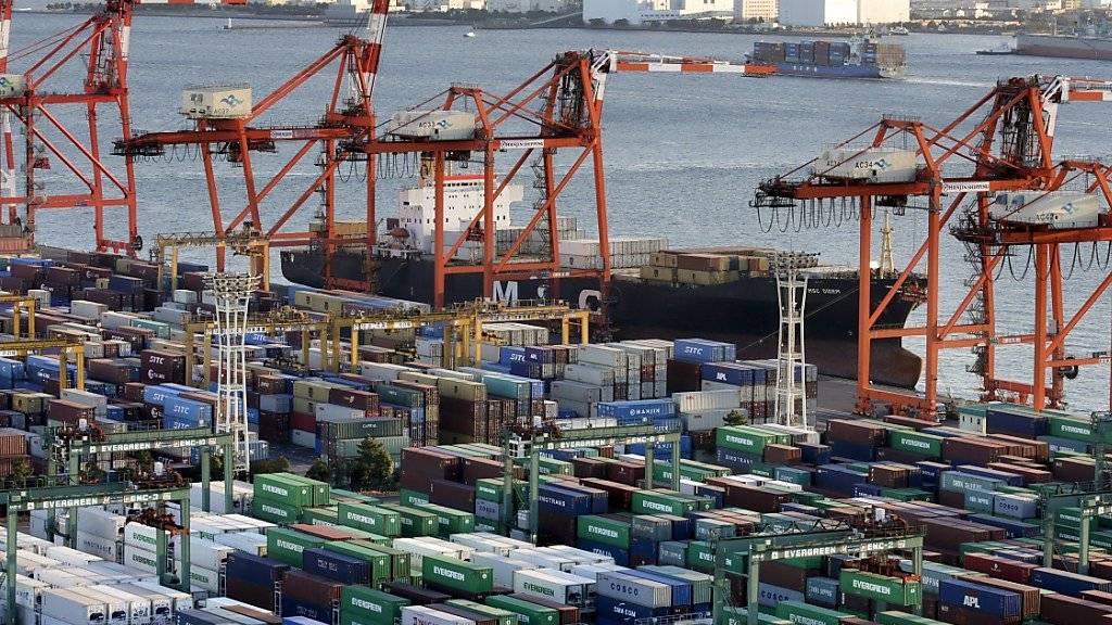 Japans Exporte ziehen stark an. An den Containerterminals von Yokohama haben Firmen wieder alle Hände voll zu tun.
