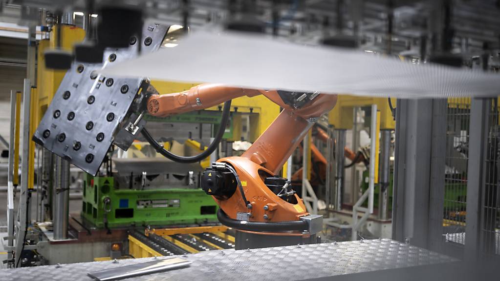 Automatisierte Fertigung von Teilen: Der Schweizer Autozulieferer Autoneum beliefert Hersteller weltweit mit Komponenten für den Schall- und Wärmeschutz in Fahrzeugen. (Symbolbild)